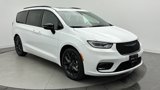 Used 2025 Chrysler Pacifica Limited image 3