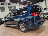 Used 2023 Chrysler Pacifica Limited w/ Uconnect Theater Family Group image 4