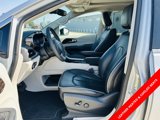 Used 2023 Chrysler Pacifica Limited image 3