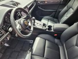 Certified 2024 Porsche Macan image 4