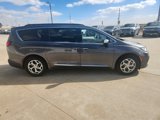 Used 2023 Chrysler Pacifica Limited image 2