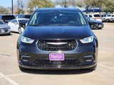 Used 2023 Chrysler Pacifica Touring-L image 2