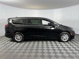 Used 2025 Chrysler Pacifica Select image 5