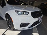 Used 2024 Chrysler Pacifica Select w/ Uconnect Theater Family Group image 2
