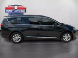 Used 2017 Chrysler Pacifica Touring-L image 2