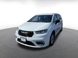 Used 2024 Chrysler Pacifica Touring-L image 5