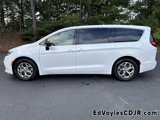 Used 2024 Chrysler Pacifica Limited w/ Uconnect Theater Family Group image 4