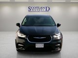 Used 2024 Chrysler Pacifica Select image 3