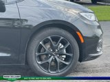 Used 2025 Chrysler Pacifica Limited image 6