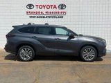 New 2025 Toyota Highlander Platinum image 3