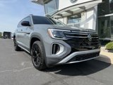 Used 2025 Volkswagen Atlas Peak Edition SE image 2