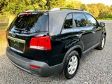 Used 2011 Kia Sorento LX w/ Convenience Pkg image 4