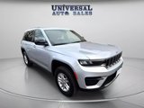 Used 2023 Jeep Grand Cherokee Laredo image 3