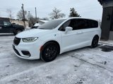 Used 2022 Chrysler Pacifica Limited w/ Uconnect Theater Family Group image 6