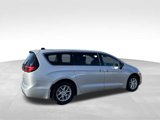 Used 2024 Chrysler Pacifica Touring-L image 5