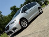Used 2024 Chrysler Pacifica Touring-L image 4