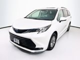 Used 2022 Toyota Sienna XLE image 3