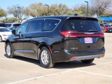 Used 2023 Chrysler Pacifica Touring-L image 4