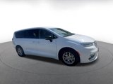 Used 2024 Chrysler Pacifica Touring-L image 2