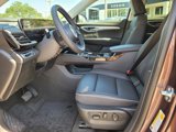 New 2025 Buick Envision Avenir image 3
