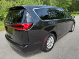Used 2023 Chrysler Pacifica Touring-L image 6