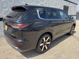 New 2025 Mitsubishi Outlander SE image 3