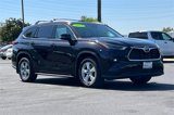 Used 2022 Toyota Highlander XLE image 2