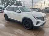 Used 2024 Volkswagen Atlas SE image 2