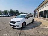 Used 2024 Chrysler Pacifica Select image 3