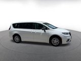Used 2024 Chrysler Pacifica Touring-L image 2