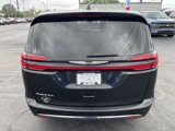 Used 2023 Chrysler Pacifica Touring-L image 6