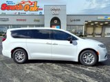 New 2026 Chrysler Pacifica Select image 2