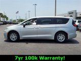 Used 2023 Chrysler Pacifica Touring-L image 4