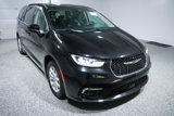 Used 2023 Chrysler Pacifica Touring-L image 5