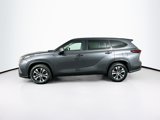 Used 2024 Toyota Highlander XLE image 4