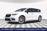 New 2025 Chrysler Pacifica Select image 2