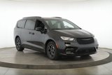 Used 2025 Chrysler Pacifica Premium image 2