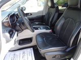 Used 2023 Chrysler Pacifica Limited image 2