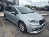 Used 2023 Chrysler Pacifica Touring-L image 2