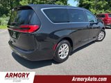 Used 2023 Chrysler Pacifica Touring-L image 4