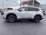 Used 2024 Nissan Rogue SV image 2