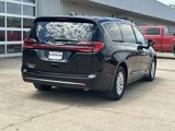 Used 2025 Chrysler Pacifica Select image 3