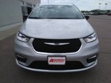 Used 2024 Chrysler Pacifica Touring-L image 3