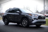 Used 2022 Toyota Highlander XLE image 3