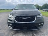 Used 2024 Chrysler Pacifica Touring-L image 2