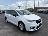 Used 2024 Chrysler Pacifica Touring-L image 2