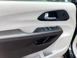 Used 2021 Chrysler Pacifica Touring-L image 6