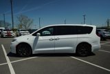 Used 2022 Chrysler Pacifica Limited w/ Uconnect Theater Family Group image 2
