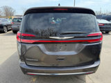 Used 2023 Chrysler Pacifica Touring-L image 4