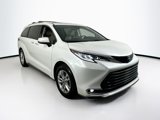 Used 2024 Toyota Sienna Limited image 3